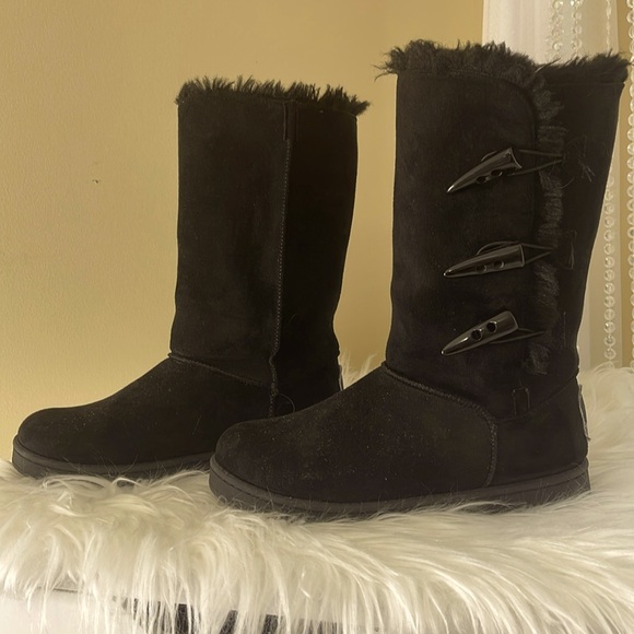 Like New Black Suede & Faux Fur White Mountain Boots - Picture 3 of 13